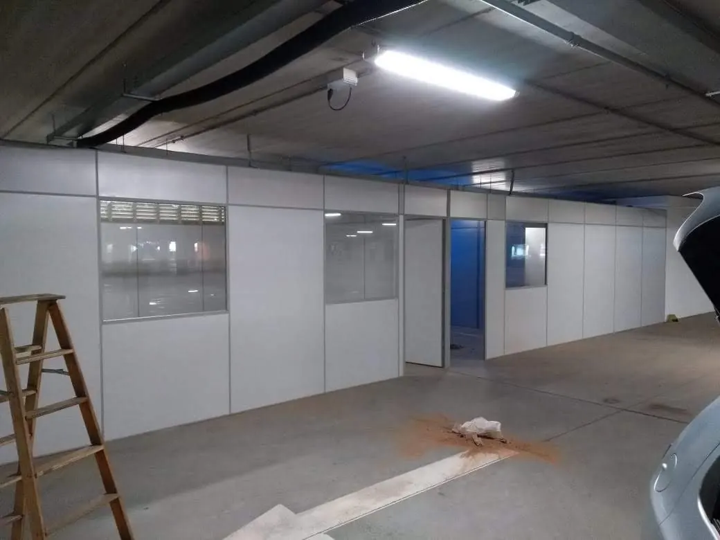Salas comerciais divididas com divisórias e vidro