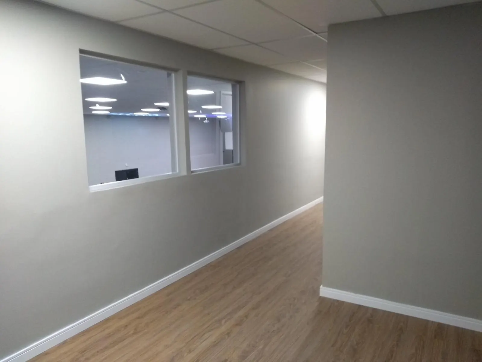 Parede de drywall com janela de vidro
