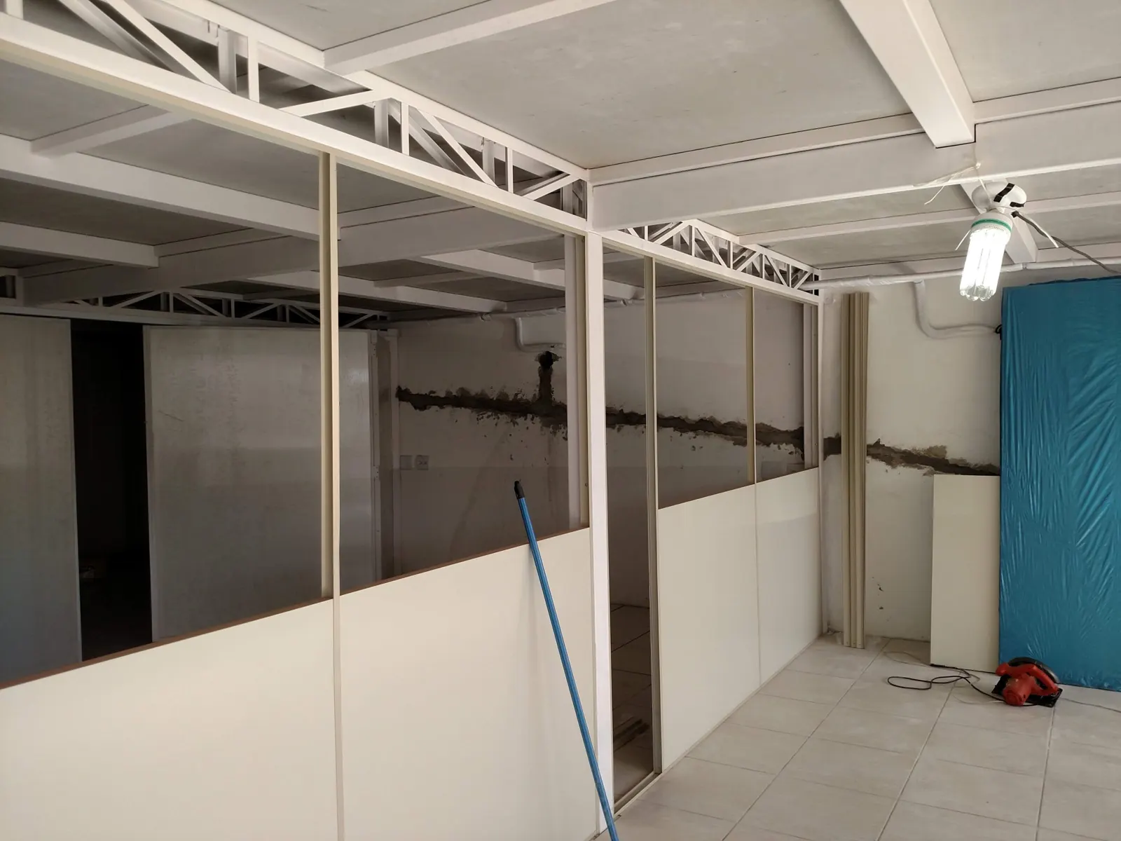 Divisórias de meia altura em instalação